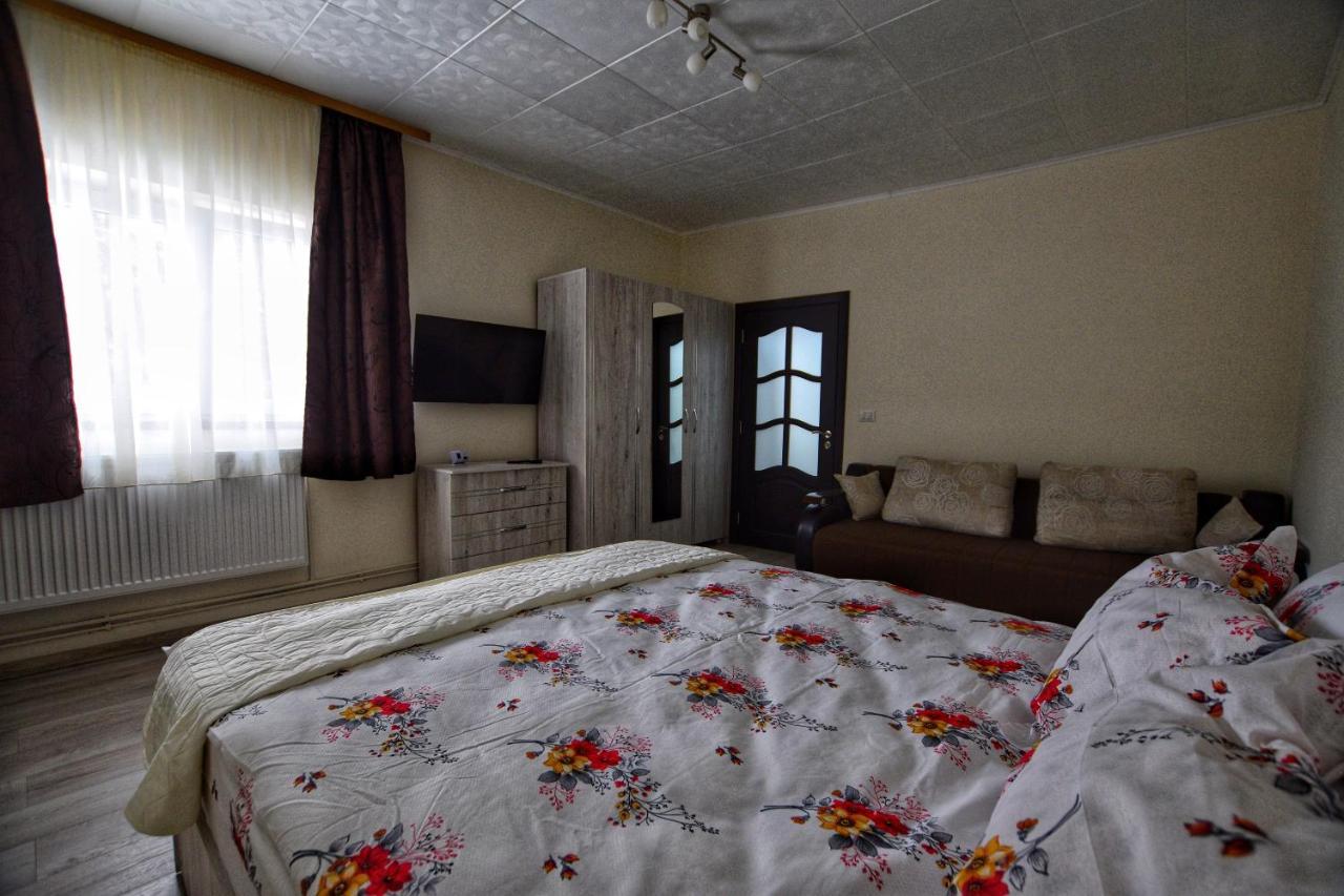 Flori'S Apartment Brasov Luaran gambar