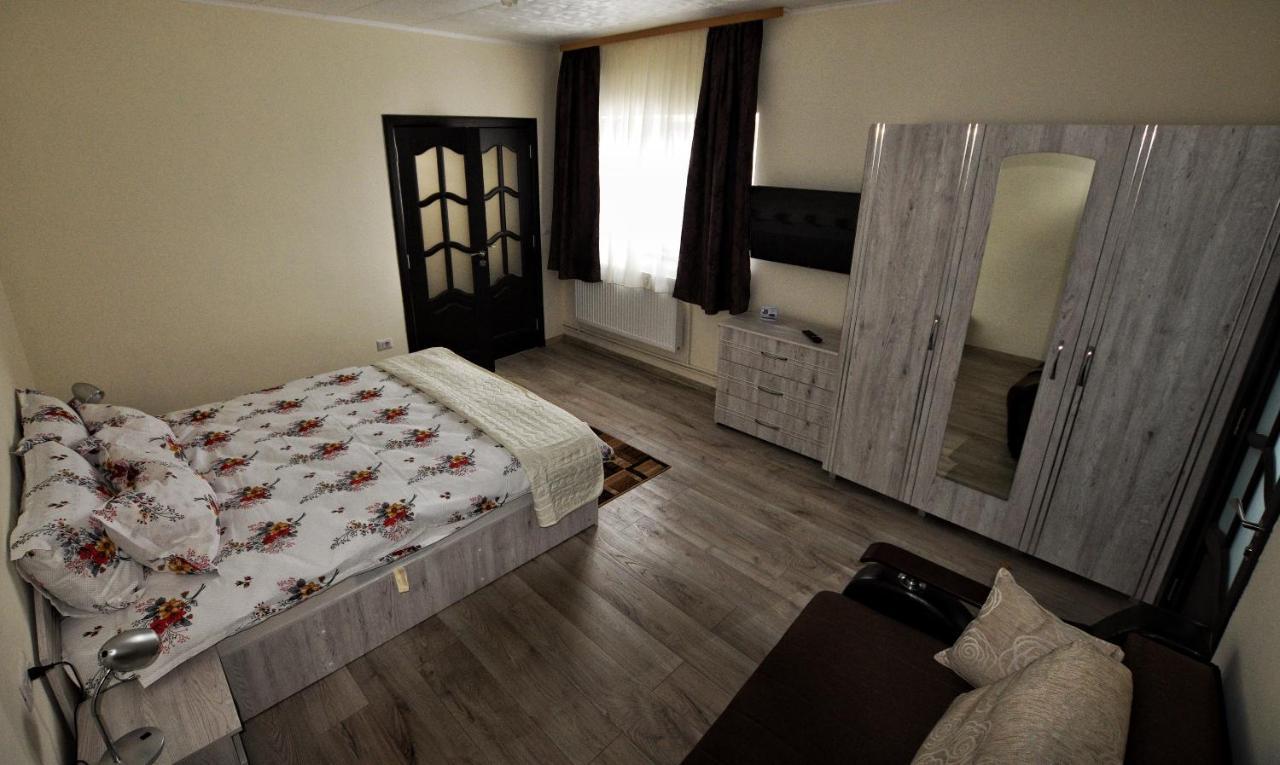Flori'S Apartment Brasov Luaran gambar